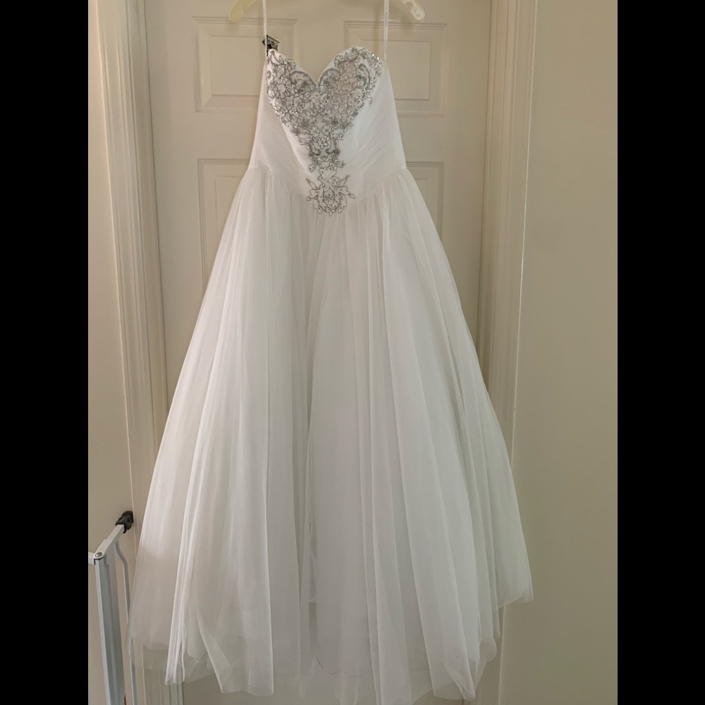 ❌SOLD❌David’s wedding gown. Size 6
